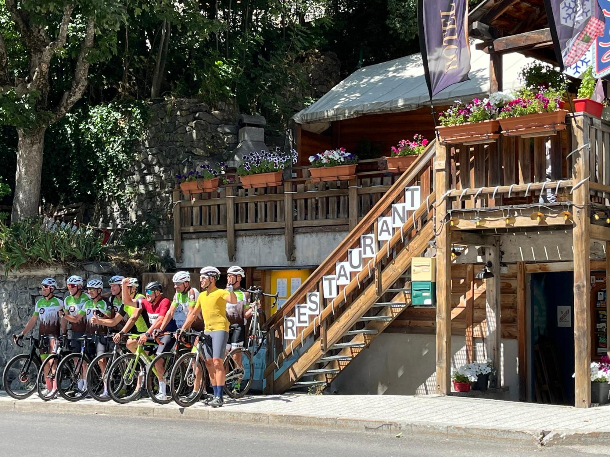 Hotel Des Alpes - Skiers & Bikers Lodge Ла Грав Екстериор снимка